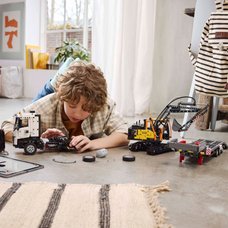 LEGO TECHNIC CAMIONUL FMX ȘI EXCAVATORUL ELECTRIC EC230 DE LA VOLVO 42175 [2]