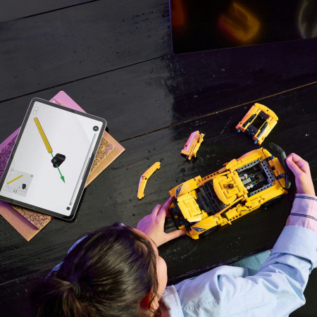 LEGO TECHNIC CHEVROLET CORVETTE STINGRAY 42205 [3]