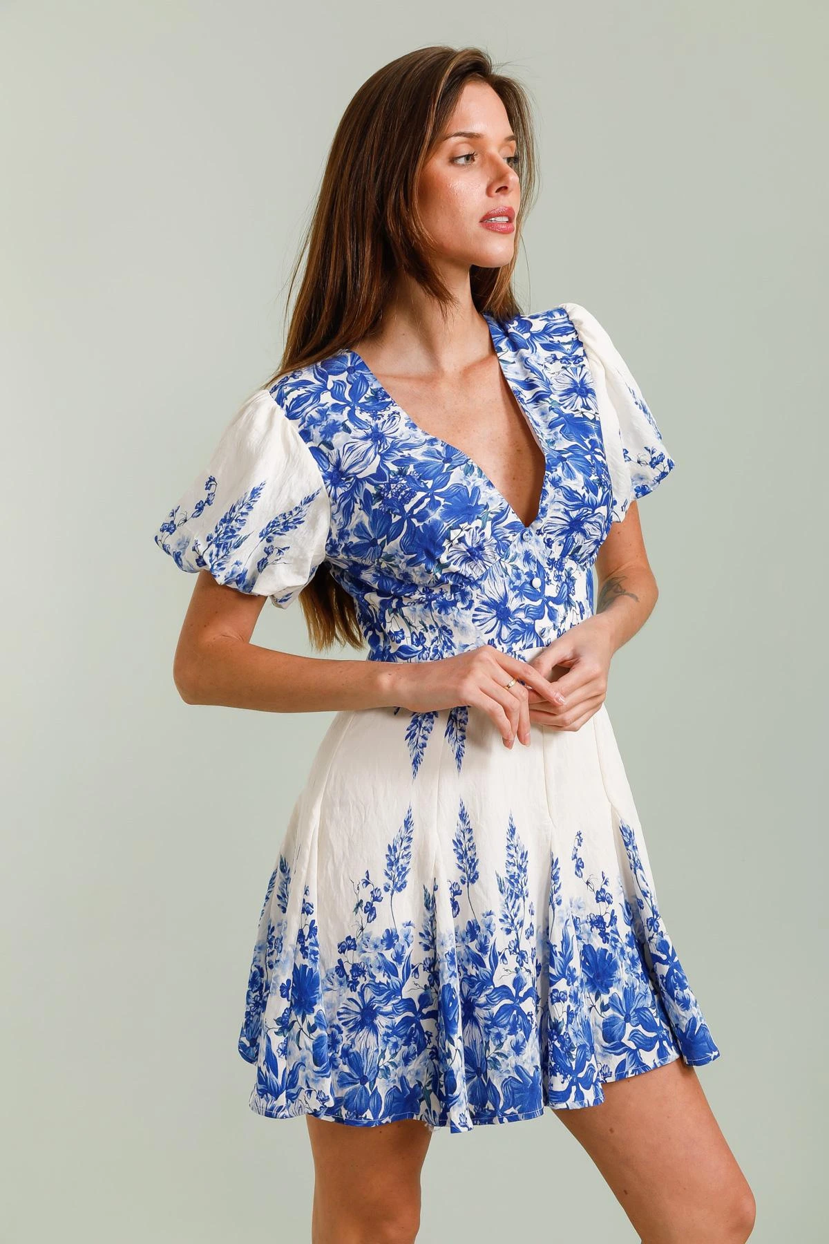 Rochie scurta alba cu imprimeu floral albastru [2]