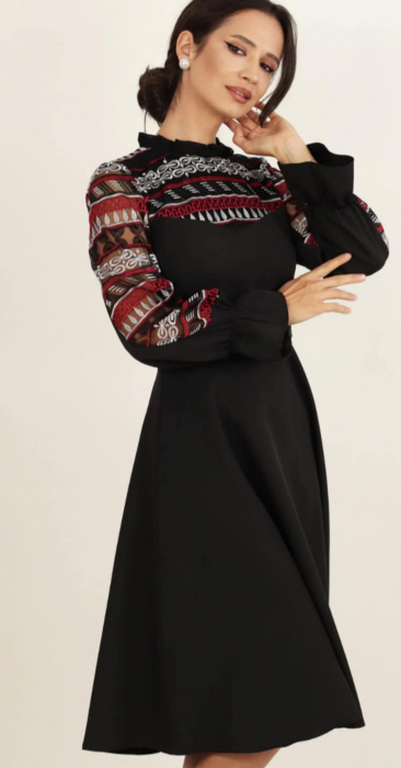 Rochie neagra din stofa cu aplicatii traditionale [1]