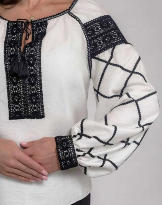 Bluza dama cu aplicatii traditionale [3]