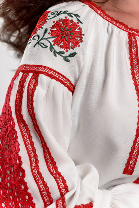 Bluză tradițională cu broderie roșie – stil autentic și eleganță modernă [4]
