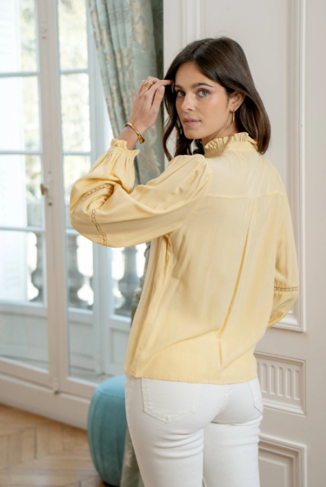 Cămașă damă galben pastel cu inserții din dantelă și guler romantic [5]