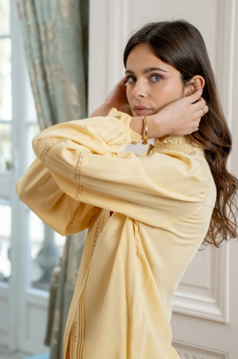 Cămașă damă galben pastel cu inserții din dantelă și guler romantic [4]