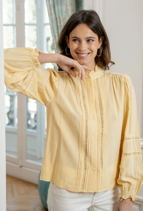 Cămașă damă galben pastel cu inserții din dantelă și guler romantic [3]