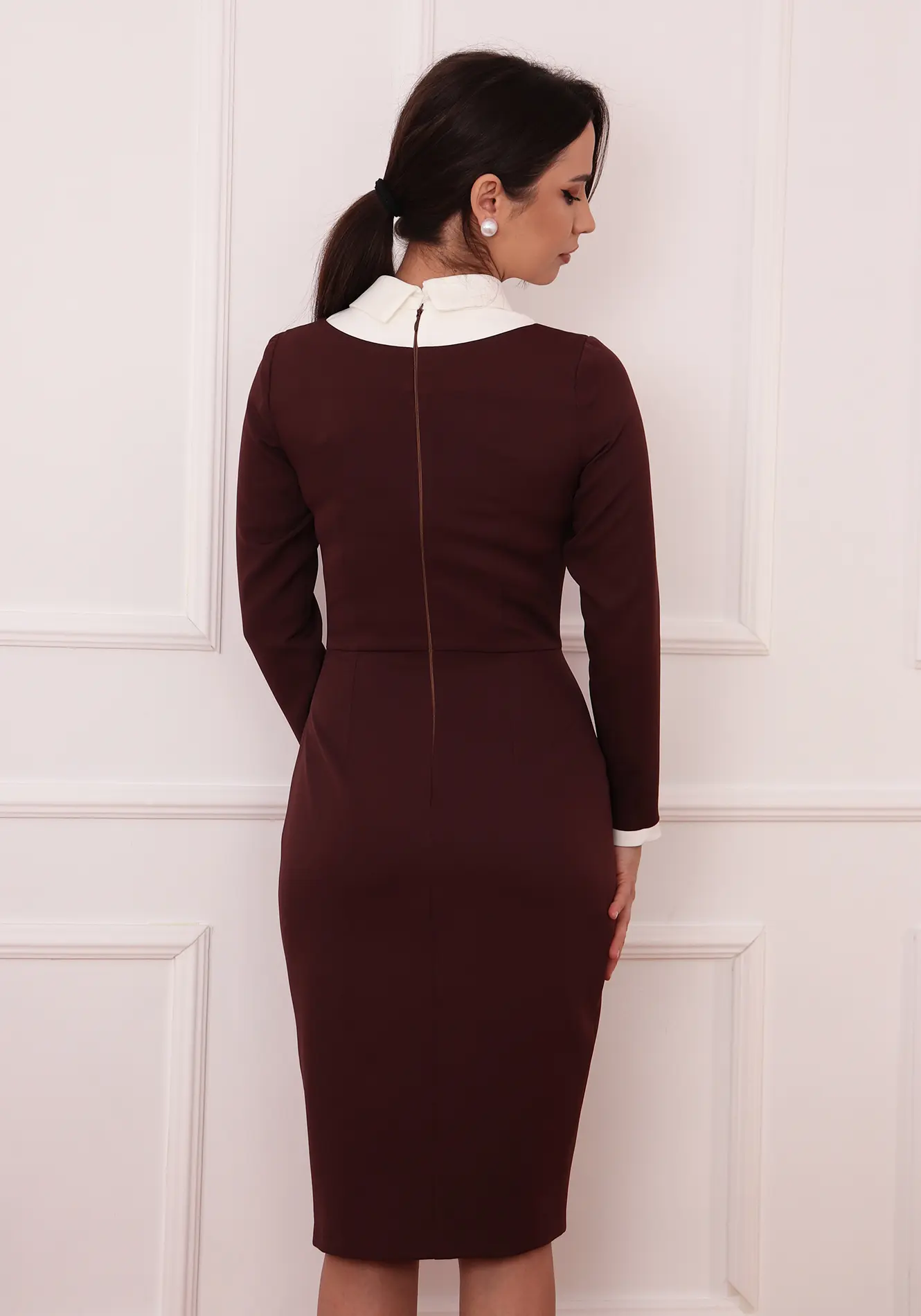 Rochie conică maro cu guler alb [3]