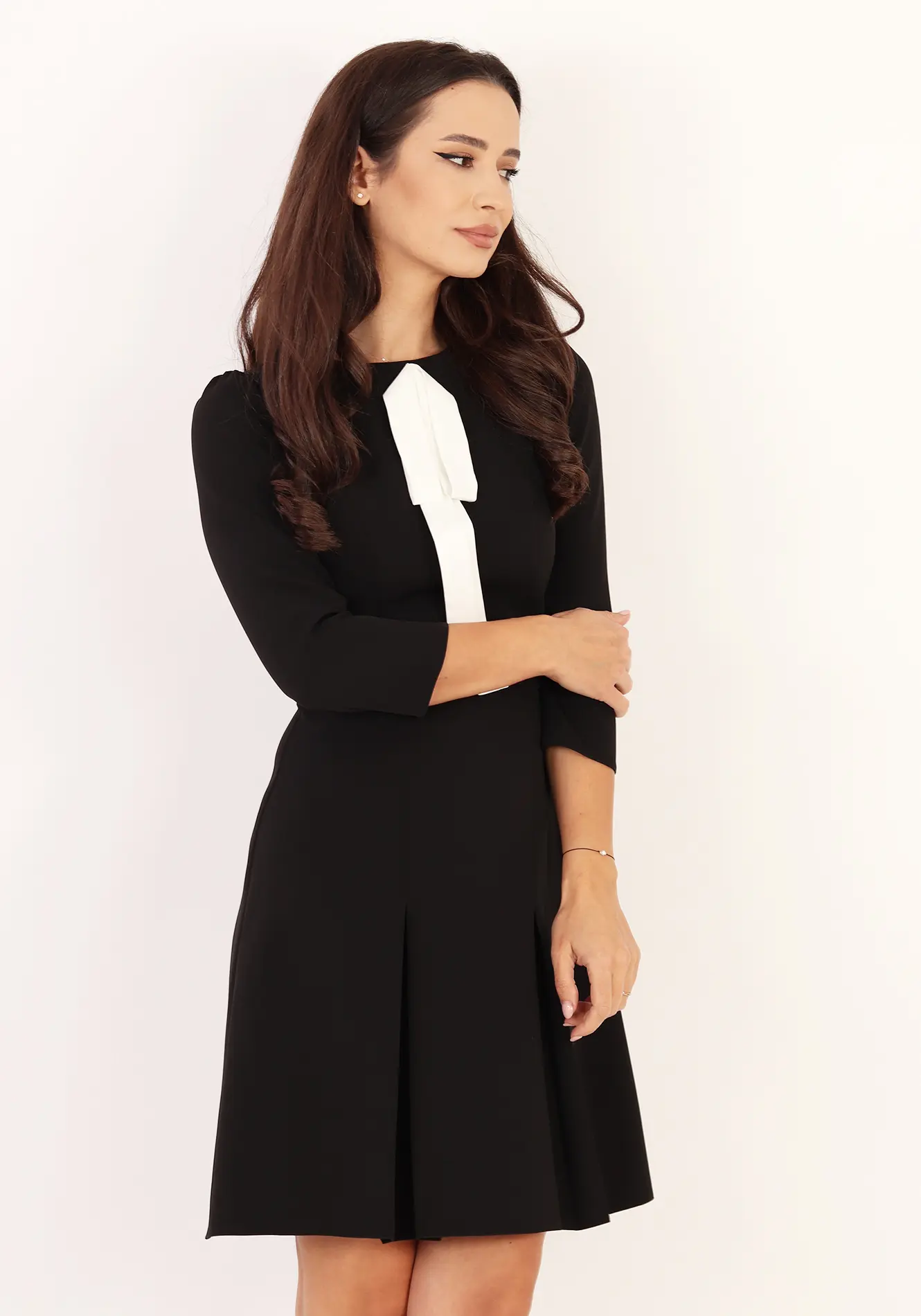 Rochie elegantă neagră cu fundă contrastantă [4]