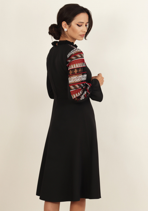 Rochie neagra din stofa cu aplicatii traditionale [2]