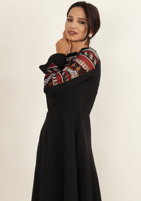 Rochie neagra din stofa cu aplicatii traditionale [3]
