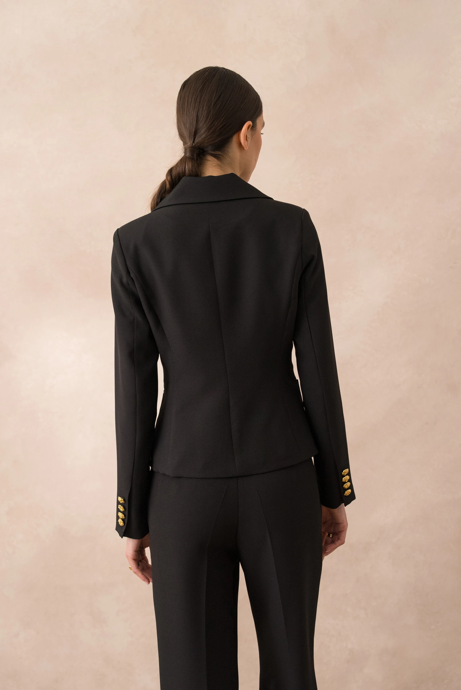 Sacou negru cambrat cu nastruri aurii [3]