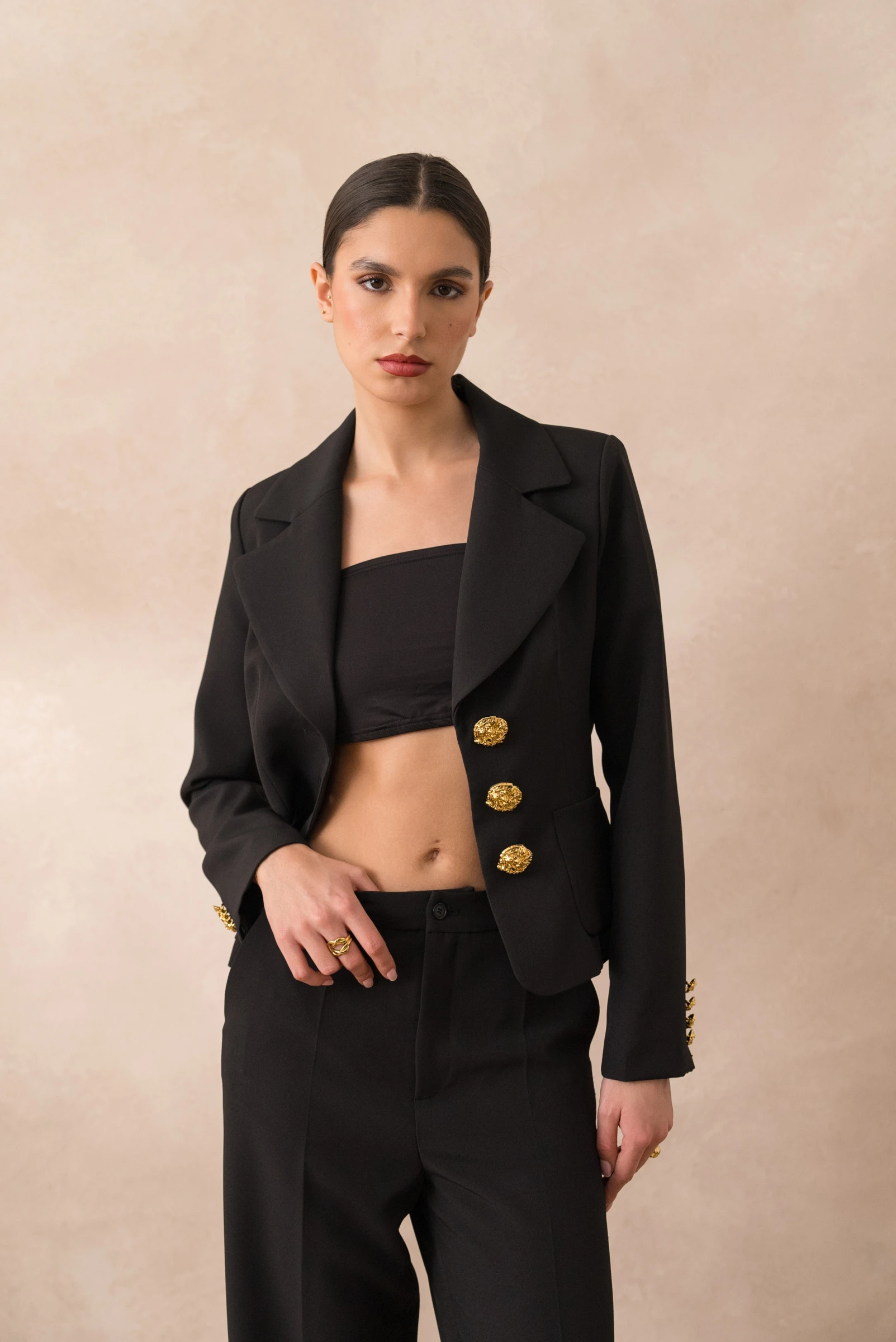 Sacou negru cambrat cu nastruri aurii [4]