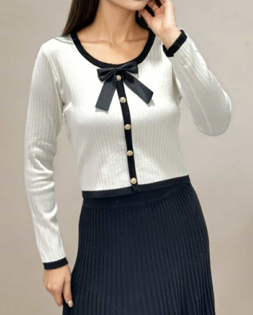 Pulovere - Bluză albă elegantă cu fundă și nasturi aurii