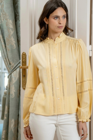 Camasi - Cămașă damă galben pastel cu inserții din dantelă și guler romantic