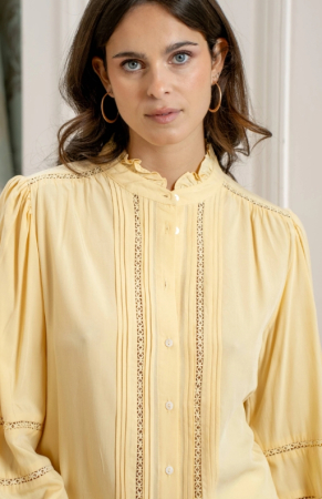 Cămașă damă galben pastel cu inserții din dantelă și guler romantic [1]