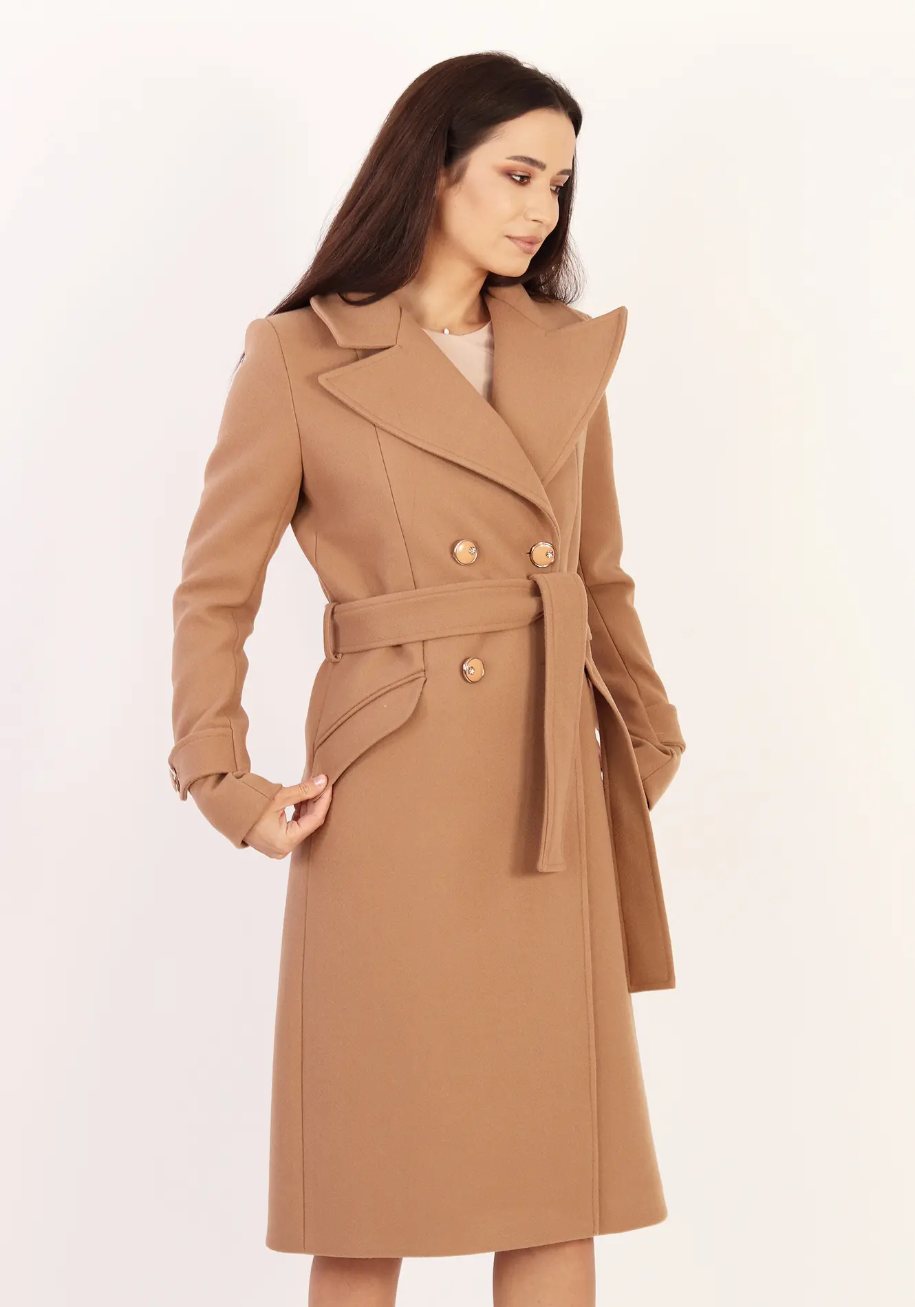 Femei - Palton elegant camel cu rever ascuțit și cordon în talie