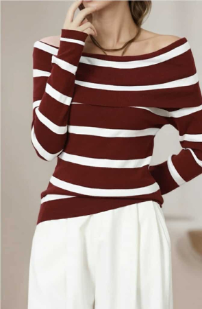 Pulovere - Pulover in dungi cu guler tip barcuta