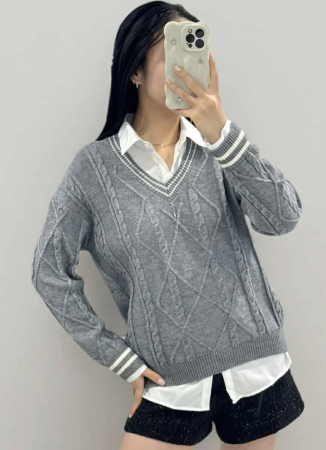 Pulovere - Pulover tricotat gri cu model în relief și decolteu în V