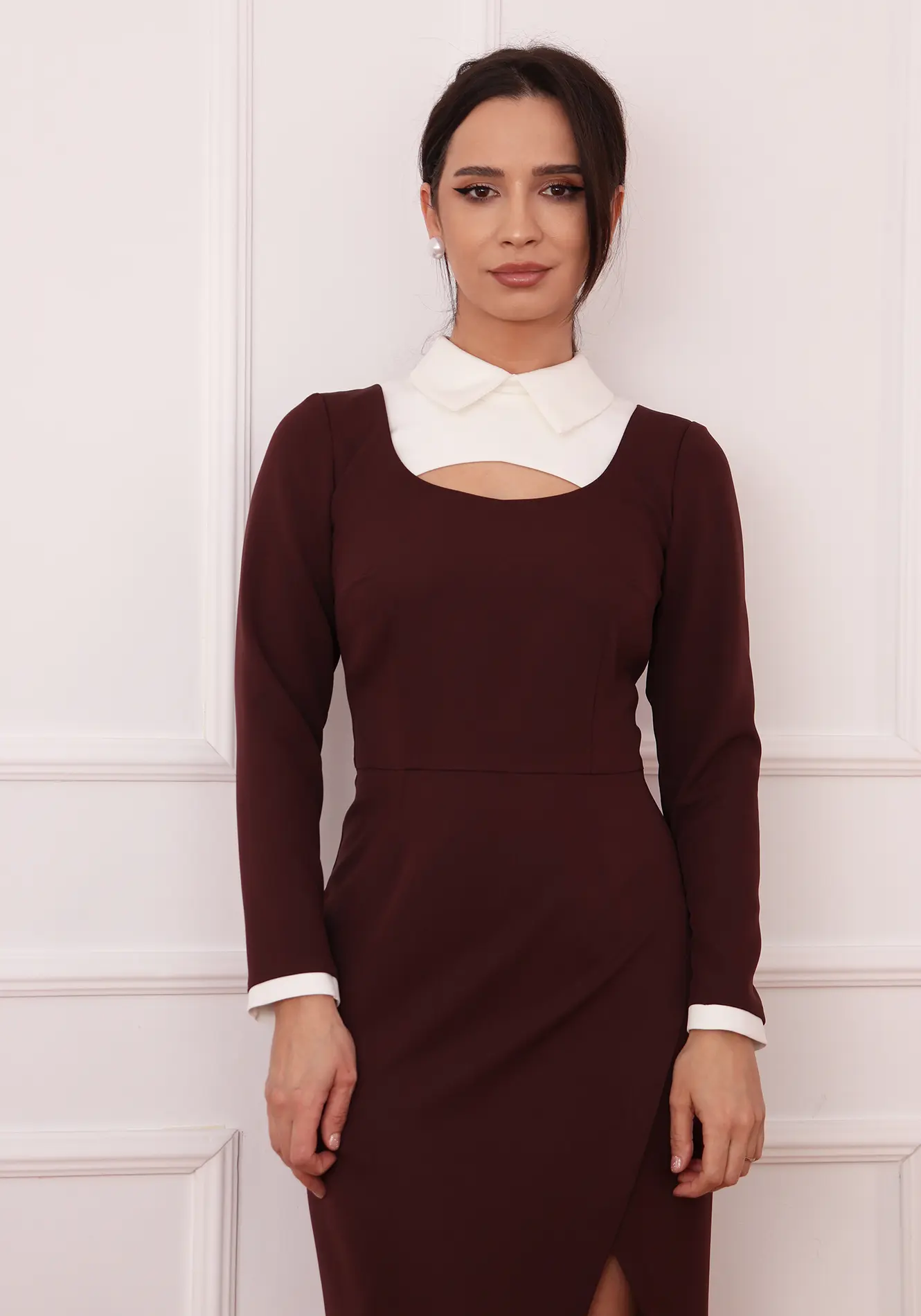 Rochie conică maro cu guler alb [3]
