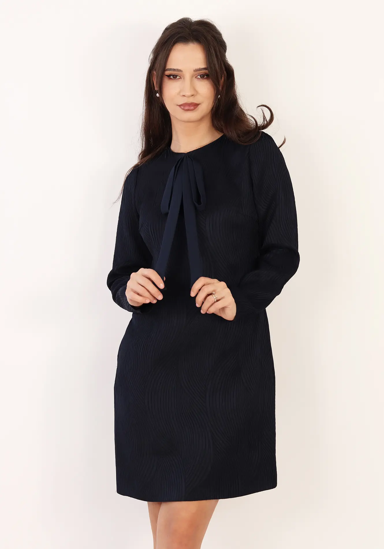 Femei - Rochie elegantă bluemarin cu fundă la gât – croi lejer