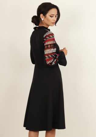 Rochie neagra din stofa cu aplicatii traditionale [1]