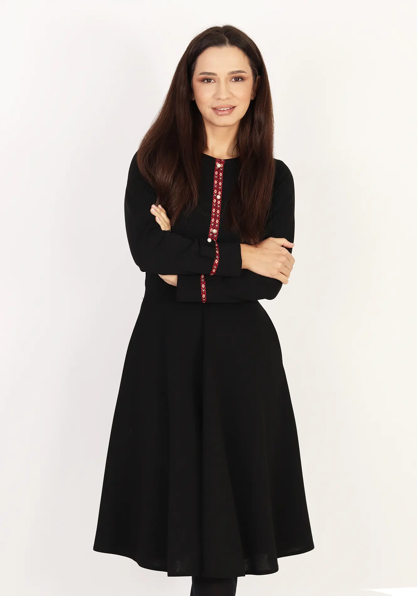 Rochie neagră midi cu detalii decorative etnice [1]