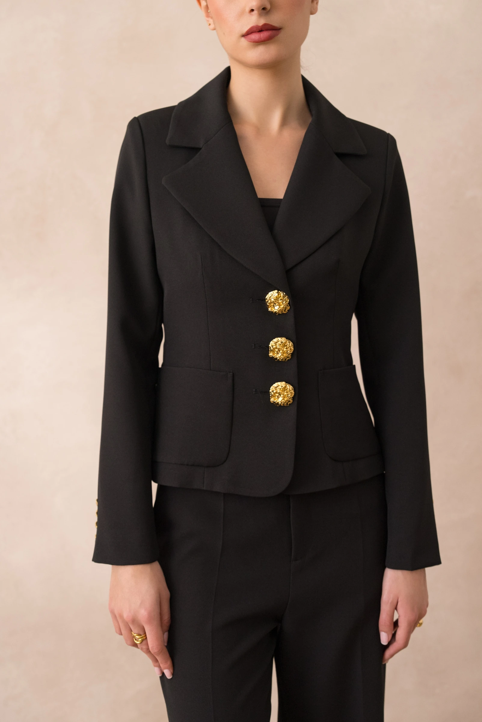 Sacou negru cambrat cu nastruri aurii [1]