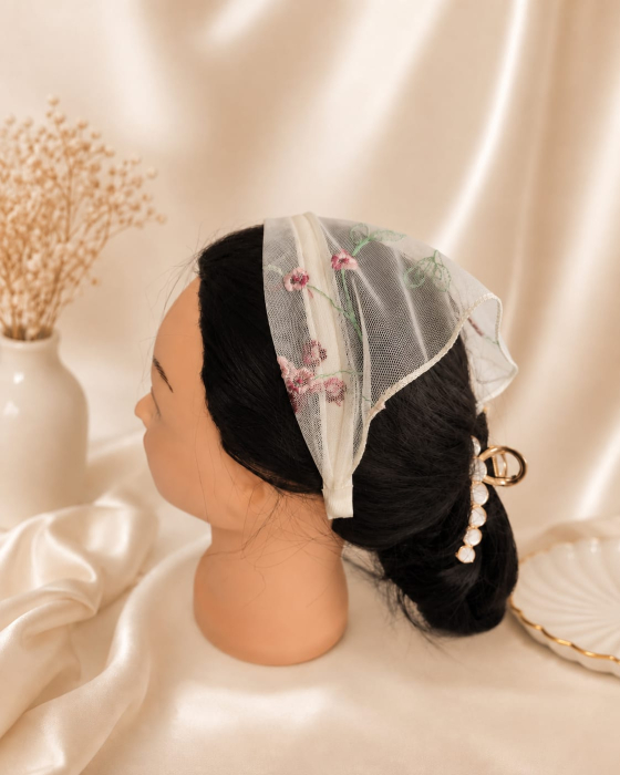 Batic elegant pentru biserica pe cordeluta din tulle ivoiriu cu broderie florala roz, accesoriu de cap feminin. [1]