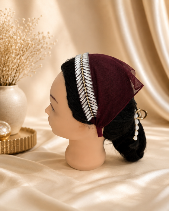 Baticut elegant pentru biserica pe coronita, vișiniu, din tulle fin cu aplicatie decorativa argintie, accesoriu de cap feminin si rafinat. [1]