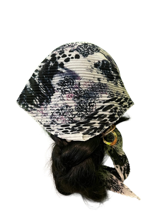 Baticut plisat pentru femei, alb-negru cu imprimeu abstract, accesoriu de cap feminin, modern si confortabil. [2]