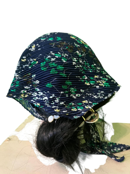 Baticut plisat pentru femei, bleumarin inchis cu imprimeu floral verde-alb, accesoriu de cap feminin, elegant si confortabil. [2]