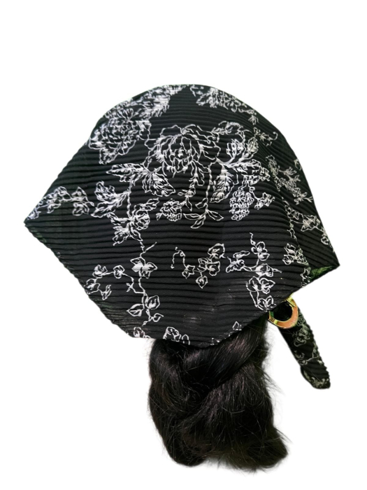 Baticut plisat pentru femei, negru cu imprimeu floral alb, accesoriu de cap feminin, elegant si confortabil. [2]