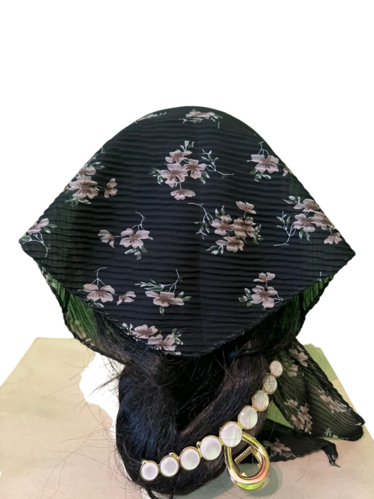 Baticut plisat pentru femei, negru cu flori bej si frunze verde-gri, accesoriu de cap feminin, elegant si confortabil. [2]
