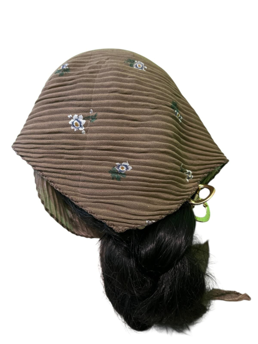 Baticut plisat pentru femei, taupe cu flori albe mici, accesoriu de cap feminin, elegant si confortabil. [2]