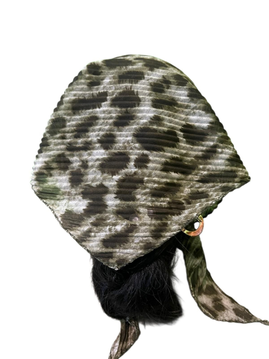 Baticut plisat pentru femei, verde kaki cu imprimeu marmorat abstract, accesoriu de cap feminin, elegant si confortabil. [2]
