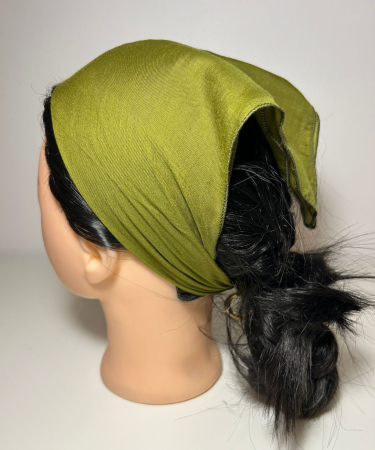 Baticute din bumbac - Batic din bumbac verde masliniu, model simplu, dimensiune 46 x 46 cm, accesoriu de cap usor si confortabil pentru femei.