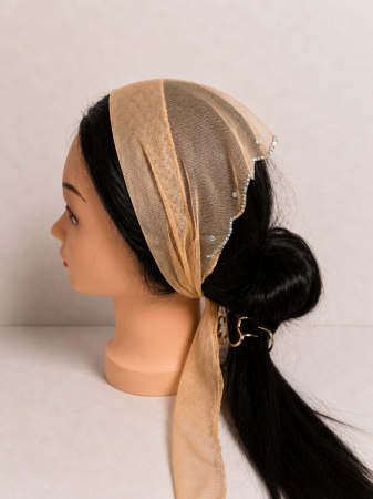 Batic din tulle cu pietricele - Batic elegant pentru biserica din tulle fin, bej nude, decorat cu pietricele irizante pe margine, accesoriu de cap feminin si rafinat.