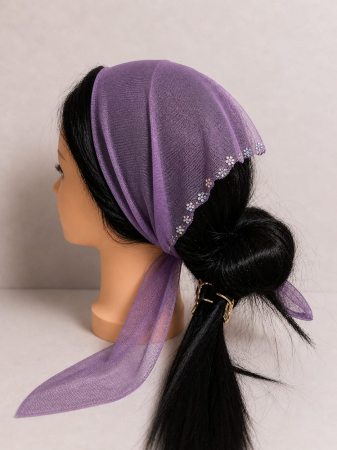 Batic din tulle cu pietricele - Batic elegant pentru biserica din tulle fin, lila, decorat pe margine cu pietricele florale, accesoriu de cap feminin si rafinat.