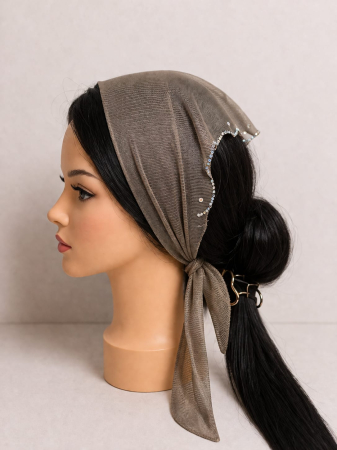 Batic din tulle cu pietricele - Batic elegant pentru biserica din tulle fin, grej taupe, decorat cu pietricele irizante pe margine, accesoriu de cap feminin si rafinat.