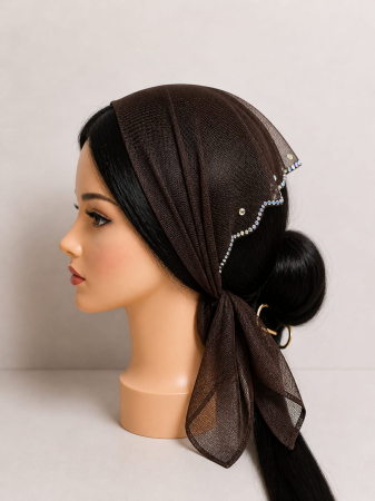 Batic din tulle cu pietricele - Batic elegant pentru biserica din tulle fin, maro ciocolatiu, decorat cu pietricele irizante pe margine, accesoriu de cap feminin si rafinat.