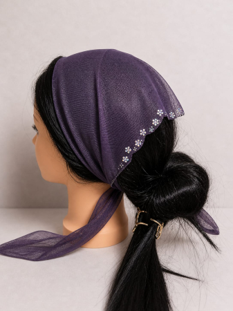 Batic din tulle cu pietricele - Batic elegant pentru biserica din tulle fin, mov pruna, decorat pe margine cu pietricele florale, accesoriu de cap feminin si rafinat.