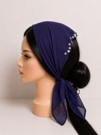 Batic din tulle cu pietricele - Batic elegant pentru biserica din tulle fin, bleumarin, decorat pe margine cu pietricele florale, accesoriu de cap feminin si discret.