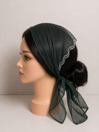 Batic din tulle cu pietricele - Batic elegant pentru biserica din tulle fin, verde smarald inchis, decorat cu pietricele irizante pe margine, accesoriu de cap feminin si rafinat.