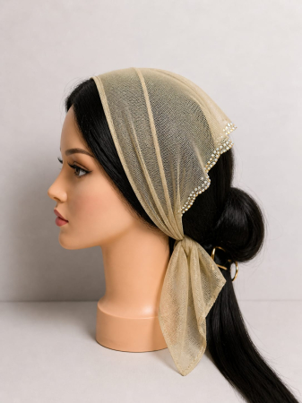 Batic din tulle cu pietricele - Batic elegant pentru biserica din tulle fin, crem sampanie, decorat cu pietricele irizante pe margine, accesoriu de cap feminin si delicat.