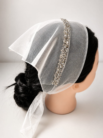 Batic din tulle cu accesoriu pe margine - Batic din tulle cu accesoriu pe margine, model Alb Perlat, accesoriu de cap feminin si elegant