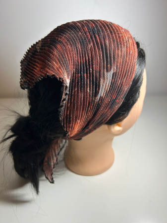 Baticute Plisate cu Model - Baticut plisat cu imprimeu in nuante maro caramiziu, negru si crem, accesoriu de cap feminin si elegant pentru biserica.