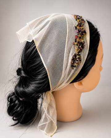 Batic din tulle cu accesoriu pe margine - Batic din tulle cu accesoriu pe margine, model Crem Floral, accesoriu de cap feminin si elegant