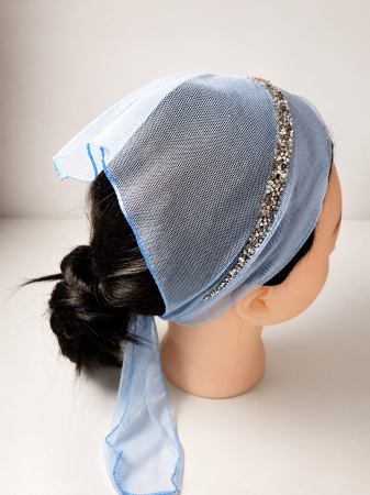 Batic din tulle cu accesoriu pe margine - Batic din tulle cu accesoriu pe margine, model Bleu Delicat, accesoriu de cap feminin si elegant