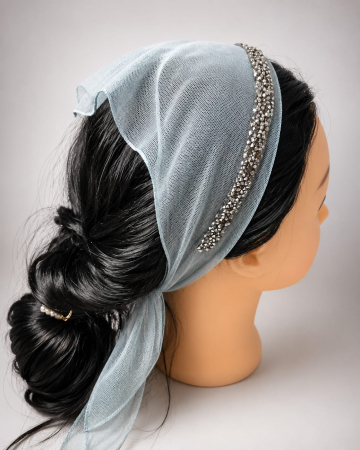 Batic din tulle cu accesoriu pe margine - Batic din tulle cu accesoriu pe margine, model Bleu Perlat, accesoriu de cap feminin si elegant