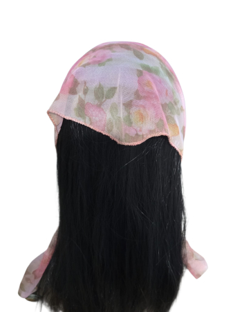 Batic pentru biserica din tulle fin, cu model floral pastel si margine roz, accesoriu de cap feminin, delicat si confortabil. [1]