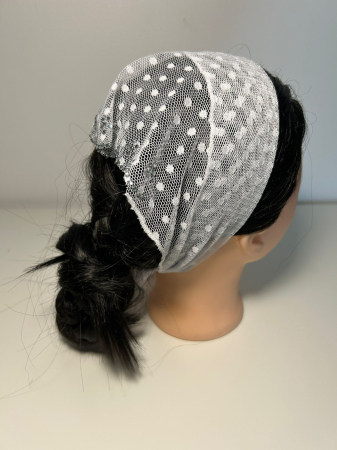 Baticute din dantela cu pietricele - Baticut din dantela alb perlat cu buline si pietricele decorative pe margine, accesoriu de cap feminin si elegant pentru biserica.